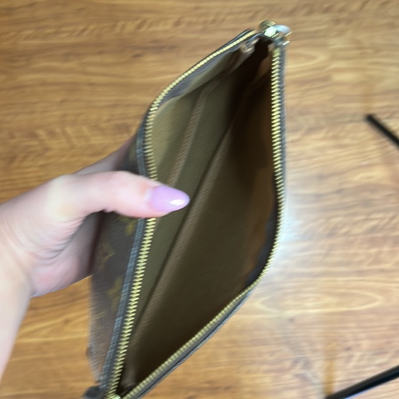 LOUIS VUITTON AUTHENTIC POUCHETTE - Picture 6 of 7